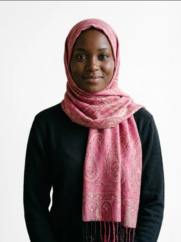 Portrait de face avec un voile rose à motifs