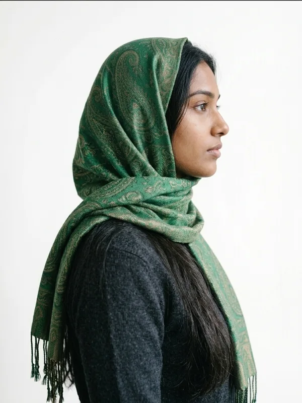 Portrait de profil avec un voile vert à motifs dorés
